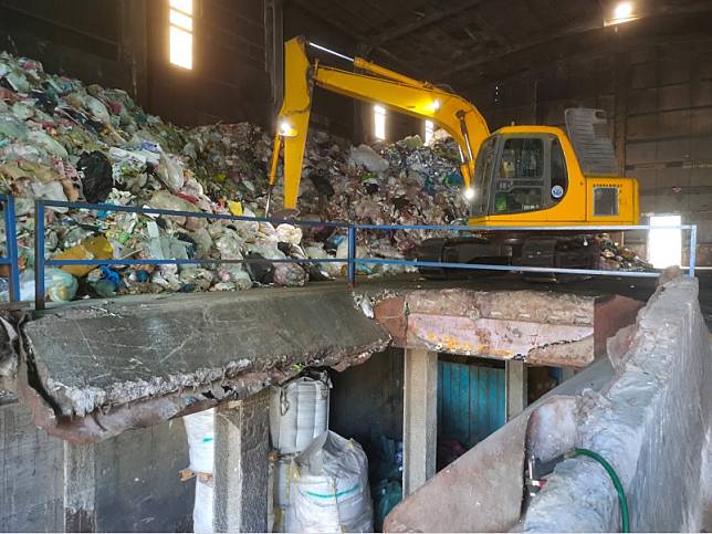 業者常以堆疊方式處理資源回收物。   圖：新北市勞工局提供