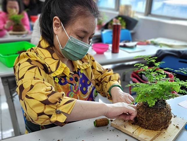 花藝園藝透過花類應用搭配講解、包裝花束、手作上板苔球，未來可在花卉店或花市、小市集等設攤或網路平台銷售，一展長才。（記者鄭鈞云翻攝）