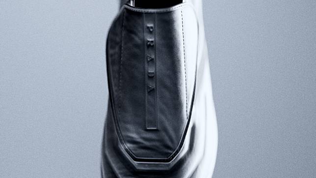 Copa Pure採用PRADA標誌性的亮澤感銀色皮革鞋面，完全覆蓋鞋帶區域，以致敬adidas過往鞋款以及PRADA對優質面料的執著。（PRADA提供）