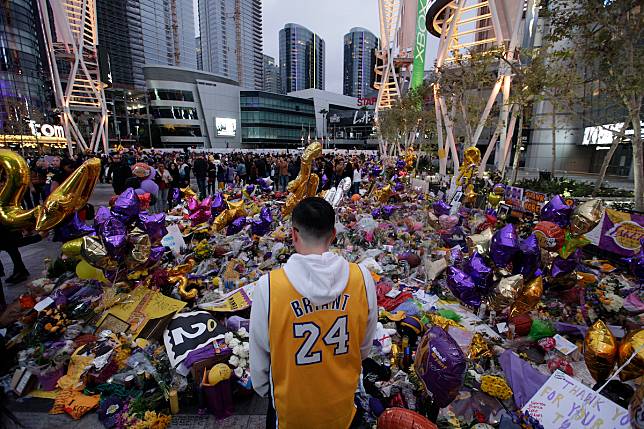為了悼念Kobe Bryant，球迷在湖人主場周圍放置各種小物追思。（圖／美聯社／達志影像）