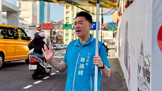 林沛祥在基隆向支持者揮手，盼催出反罷免票。林沛祥辦公室提供