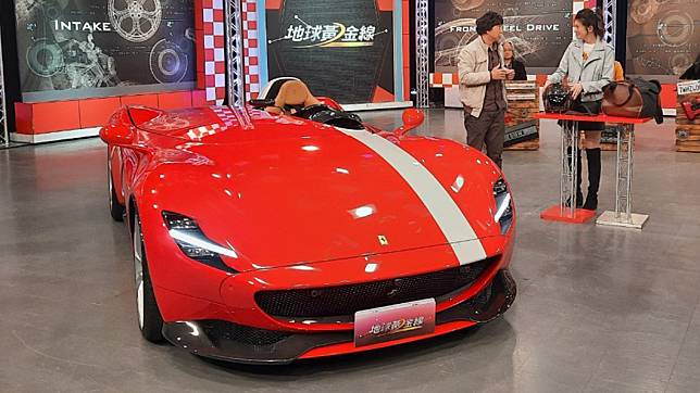 要價8,500萬的Ferrari Monza SP1降臨《地球黃金線》攝影棚。（圖片來源/ TVBS）