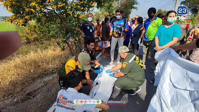 เจ้าหน้าที่ช่วยกันเก็บศพสาวโรงงานเพื่อส่งไปชันสูตรหาสาเหตุการตายอีกครั้ง