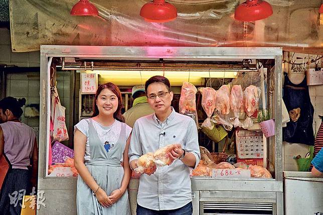 大廚出馬——賴正成（右）帶《明報》讀者阿然（左）到西環正街雞檔選冰鮮雞，他說只要雞身夠光澤、黃油夠多，質素其實不比新鮮雞遜色。（黃志東攝）