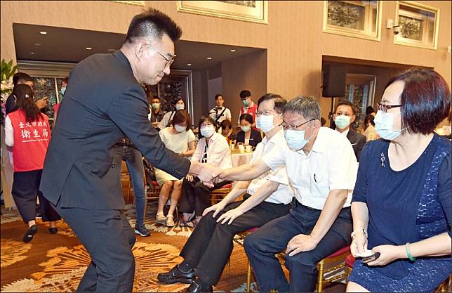 國民黨主席江啟臣邀台北市長柯文哲參加論壇，引發黨內砲轟，圖為兩人去年活動照。(資料照)