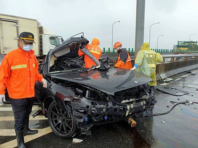 台88快速道路小客車自撞護欄釀一死　警方呼籲降低行車速度