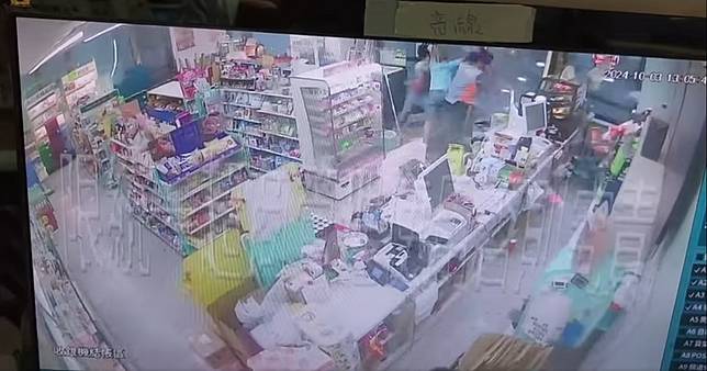 3名店員被吹飛的瞬間。(圖擷取自爆料公社臉書)