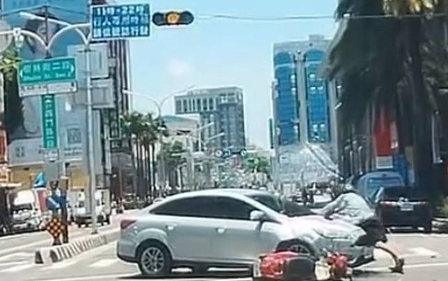 新光三越西門店前車禍，機車騎士煞車不及直接撞上左轉汽車，整個人飛趴在引擎蓋上，受傷送醫。（翻攝自Threads網友yang che kuo）