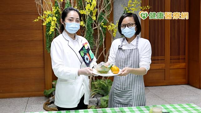 花蓮慈院蘇真瑩、鄭穎倢營養師貼心叮嚀，除了一般常見的主餐、配菜之外，均衡的飲食還包含了水果，建議每餐的水果份量約需攝取一個拳頭大小的量，以補充維生素、礦物質及膳食纖維，幫助腸道養好菌及維持正常腸胃道機能。