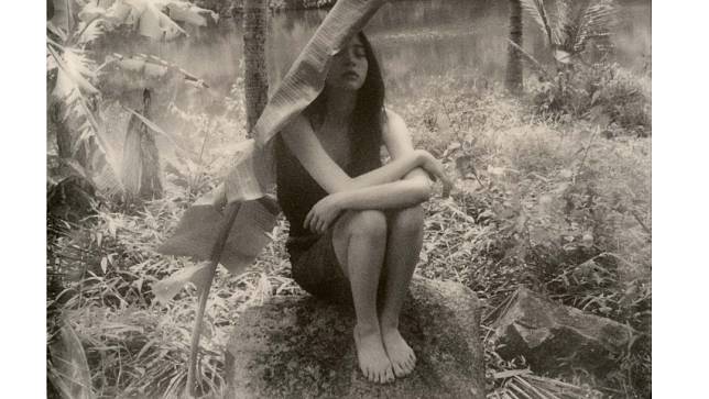 歐陽娜娜到三亞萬寧一座雨林祕密基地拍攝主視覺。海蝶音樂提供