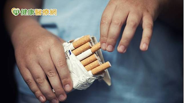 國民健康署署長吳昭軍呼籲，販賣菸品的商家加強員工法規認知訓練，避免違法販售菸品給未滿18歲青少年。