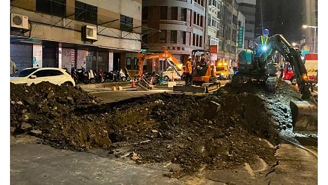 台北市大同區南京西路、貴德街口昨日（7/8）深夜發生天坑。民眾提供