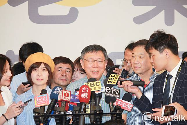 台北市長柯文哲與民眾黨立委參選人蔡宜芳（戴帽者）。   圖：周煊惠 / 攝（資料照）