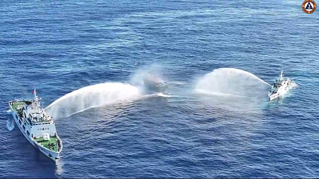 在習近平宣示做好海上鬥爭準備後，學者預測中國海警船朝菲律賓補給船發射水砲的情況，未來也會發生在台海。(圖:@jaytaryela)
