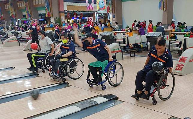一一二年「西藥盃」台南市身心障礙者保齡球比賽三日在黃金保齡球館競技。（記者陳治交攝）
