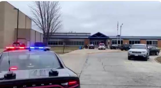 美國愛荷華州佩里高中發生槍擊案，一名17歲在校生向同校師生開槍，造成1人死亡，7人受傷。 圖 : 翻攝自X 加美財經