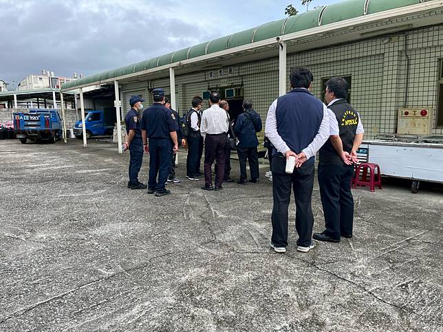 台鐵林姓機車長昨天被發現倒臥列車駕駛室，送醫不治，檢警今早相驗。記者王燕華／攝影