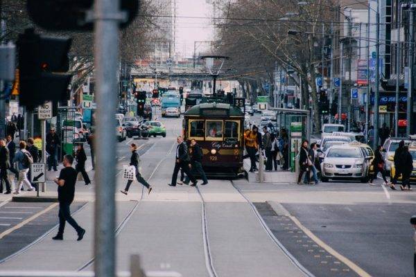 澳洲兩大城市之一：墨爾本（Melbourne）的街景，曾經連續 7 年都被英國《經濟學人》評為「世界宜居城市」第一名（Photo via Unsplash）