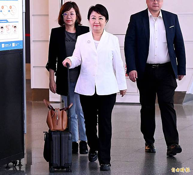 台中市長盧秀燕結束出訪新加坡行程5日清晨搭機返抵桃園機場。(記者朱沛雄攝)