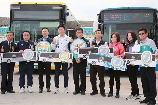 大台南電動公車版圖再擴張，溪北今年新增卅三輛電動公車上線載客，提供鄉親優質的大眾運輸搭乘體驗。 （記者陳佳伶攝）