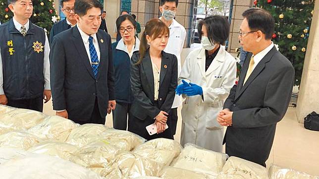 台北地檢署檢察官郭建鈺（右三）指揮刑事局偵辦毒品走私案，27日她親赴刑事局檢視查緝到的700公斤毒品。（林郁平攝）