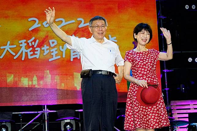 民眾黨前主席柯文哲（左）的妻子陳佩琪不捨發文，證據越來越明顯，結果柯文哲卻一而再、再而三的被延押。（取自陳佩琪臉書）