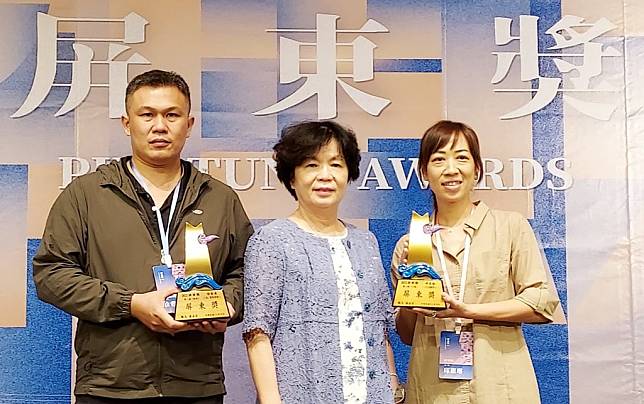 屏東獎首獎由副縣長吳麗雪（中）頒獎給徐睿甫（左）、邱惠琳（右）兩人。（記者毛莉攝）