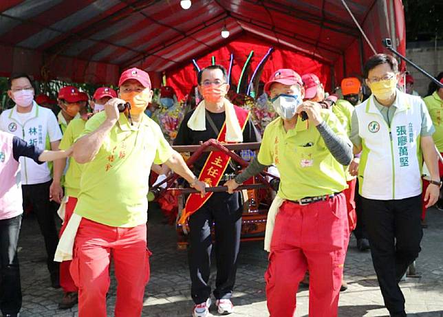 台中啟興宮百年首度遶境昨日熱鬧起駕，沿途駐點經過惠來里福德祠、惠來廟、文財廟、玉皇宮、西屯長安祠、玉興宮等廟宇。 （記者陳金龍攝）