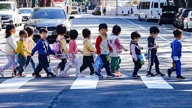 幼稚園老師帶小朋友過馬路。廖瑞祥攝