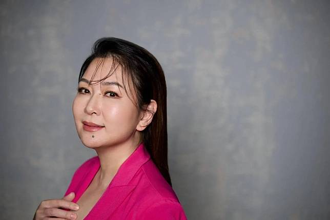 張秀卿以新歌〈阿桃〉唱出對媽媽的思念之情。（圖／豪記唱片提供）