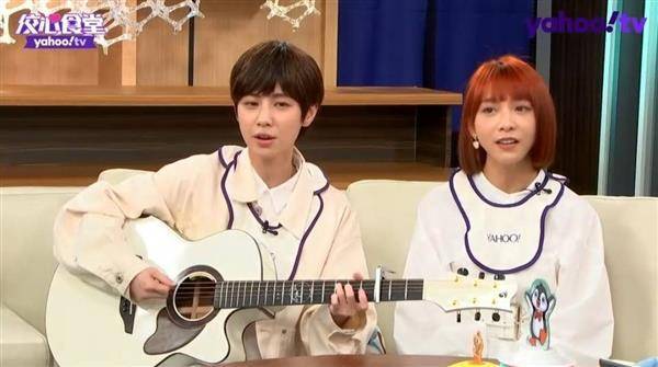 魏嘉瑩和溫妮現場彈唱〈朗朗傷口〉。取自Yahoo TV