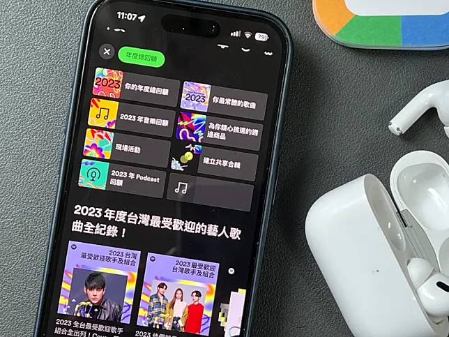 Spotify今（30）日公布 2023 總回顧排行榜，該首為台灣年度收聽次數冠軍。另外，周杰倫依舊是神壇上的天王。（圖／記者周淑萍攝）