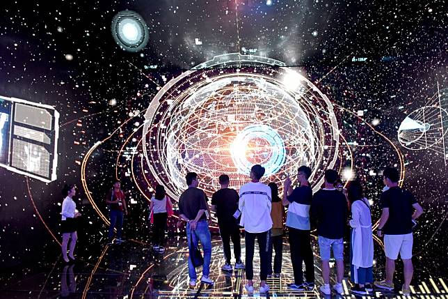 University students visiting the Huainan Big Data Exhibition Center in Huainan, Anhui province. It is thought that the staggering amount of data generated by its 1.4 billion population gives China a huge advantage in the global artificial intelligence competition. A new report, though, is pushing back. Photo: Xinhua