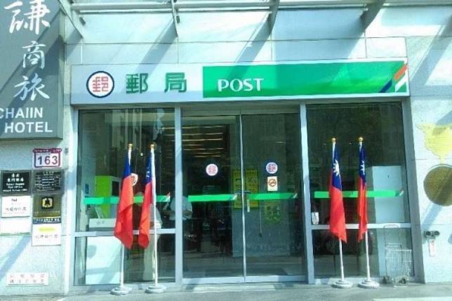 中華郵政在與工會協商後，決定取消2月2日的包裹及郵件投遞，將維持原制，年節期間僅快捷郵件全年無休。（資料照，中華郵政提供）
