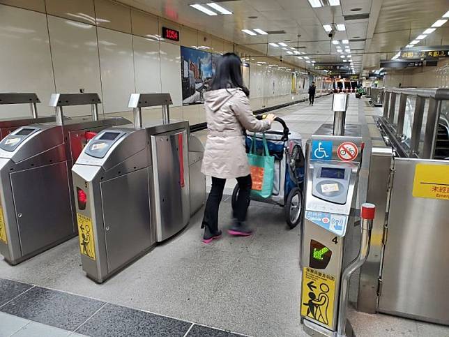 台北捷運擴大開放大型寵物車　邀毛小孩搭乘！