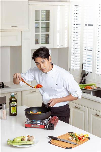 陳德烈成為台灣首位獲乙級廚師資格的藝人。（圖片來源／我是凱文工作室）