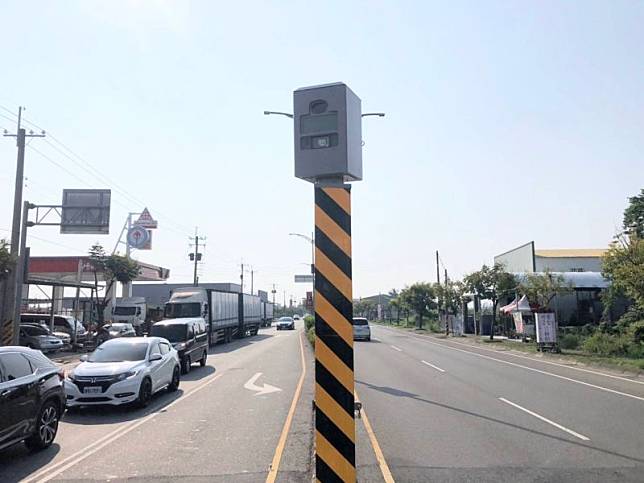 固定式多功能「科技執法」照相儀器，提醒用路人遵守交通規則