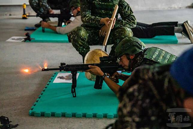 媒體記者進行T112戰鬥步槍射擊體驗。（軍聞社記者吳東昇攝）