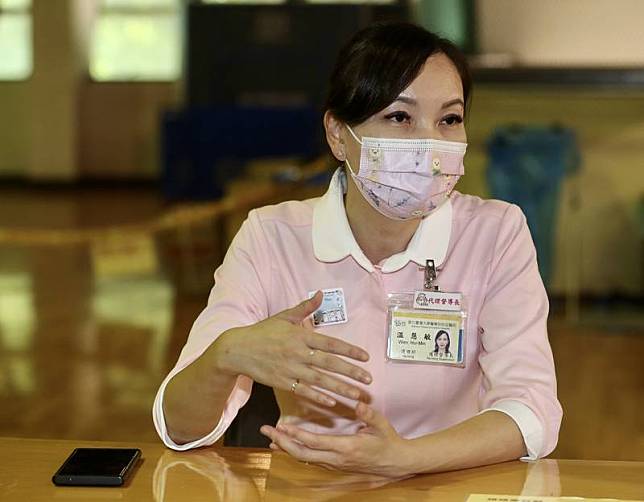 身為台大醫院資深護理人員，台大護理部代理督導長 溫慧敏（圖）照顧過許多VIP病人，她平常心對待， 把VIP病人就當作一般病人照顧。 中央社記者張皓安攝 110年10月1日  
