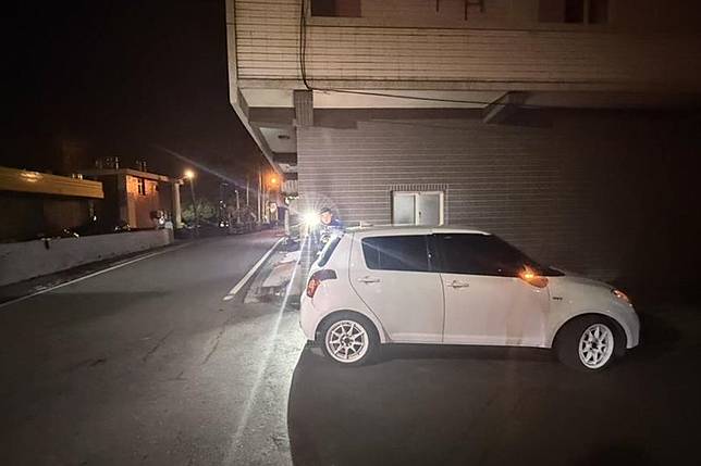 福興鄉代葉男開車撞倒86歲老婦，肇事後棄車逃逸，警方到場對車輛仔細調查採證。民眾提供