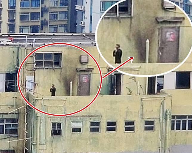警方在天台引爆懷疑爆炸品後，天台牆壁被熏黑（紅圈示）。