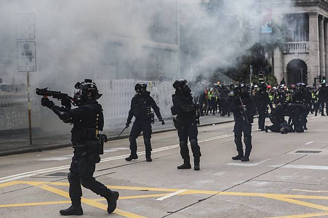 Police fire tear gas rounds to disperse anti-government protesters in Central on January 19, 2020. Photo: Sam Tsang / SCMP