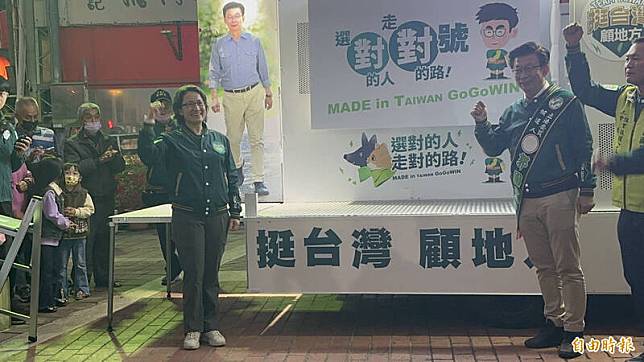 民進黨副總統候選人蕭美琴(左)與立委郭國文(右)一起為「對對號」揭牌，並一同展開車隊掃街。(記者劉婉君攝)