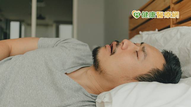 新光醫院睡眠中心林嘉謨主任表示，傳統正壓呼吸器(CPAP)治療接受度不到4成，傳統耳鼻喉科手術成功率也不到4成，而新型負壓吸舌機（iNAP）是藉由口部介面以靜音馬達抽吸在口腔內產生負壓，將舌頭及軟顎吸住，避免舌頭後倒造成呼吸中止。