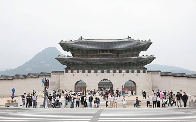 People visit the Gwanghwamun Square in Seoul, South Korea, on May 24, 2024. The ninth Trilateral Summit Meeting among China, Japan and the Republic of Korea (ROK) will be held in Seoul from May 26 to 27. (Xinhua/Yao Qilin)