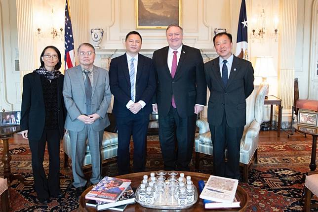 美國國務卿龐皮歐（右2）3日會見六四事件倖存的學運領袖李恆青（右1）、李蘭菊（左1）、蘇曉康（左2）、王丹（中）。   圖：翻攝美國國務院臉書
