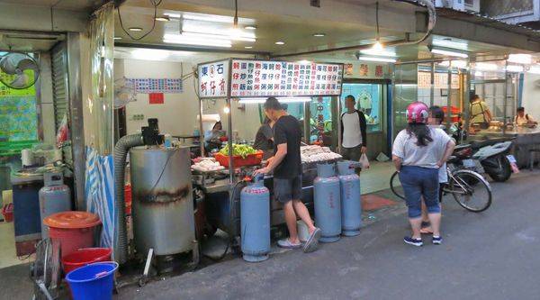 【台北美食】東石吳蚵仔煎小吃店-隱身在夜市旁巷弄裡的美味小吃店
