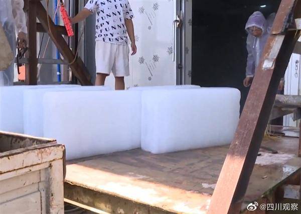 中國四川連日高溫，一名男子靈機一動，開始賣起冰塊搶賺高溫財。（翻攝四川觀察微博）