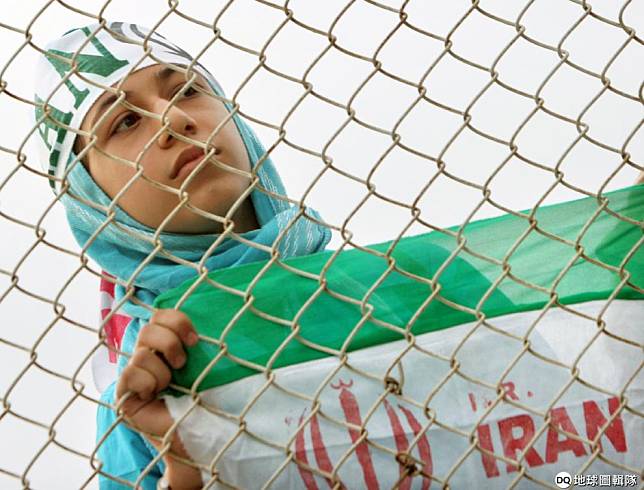 2006年，一名伊朗女子舉著旗幟站在阿薩迪體育場外，爭取女性進入體育場觀賞男性運動賽事的權利。 路透社/達志影像