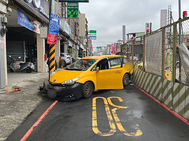 68歲廖姓計程車司機因身體不適，車輛偏移撞擊路旁電線桿。圖：讀者提供